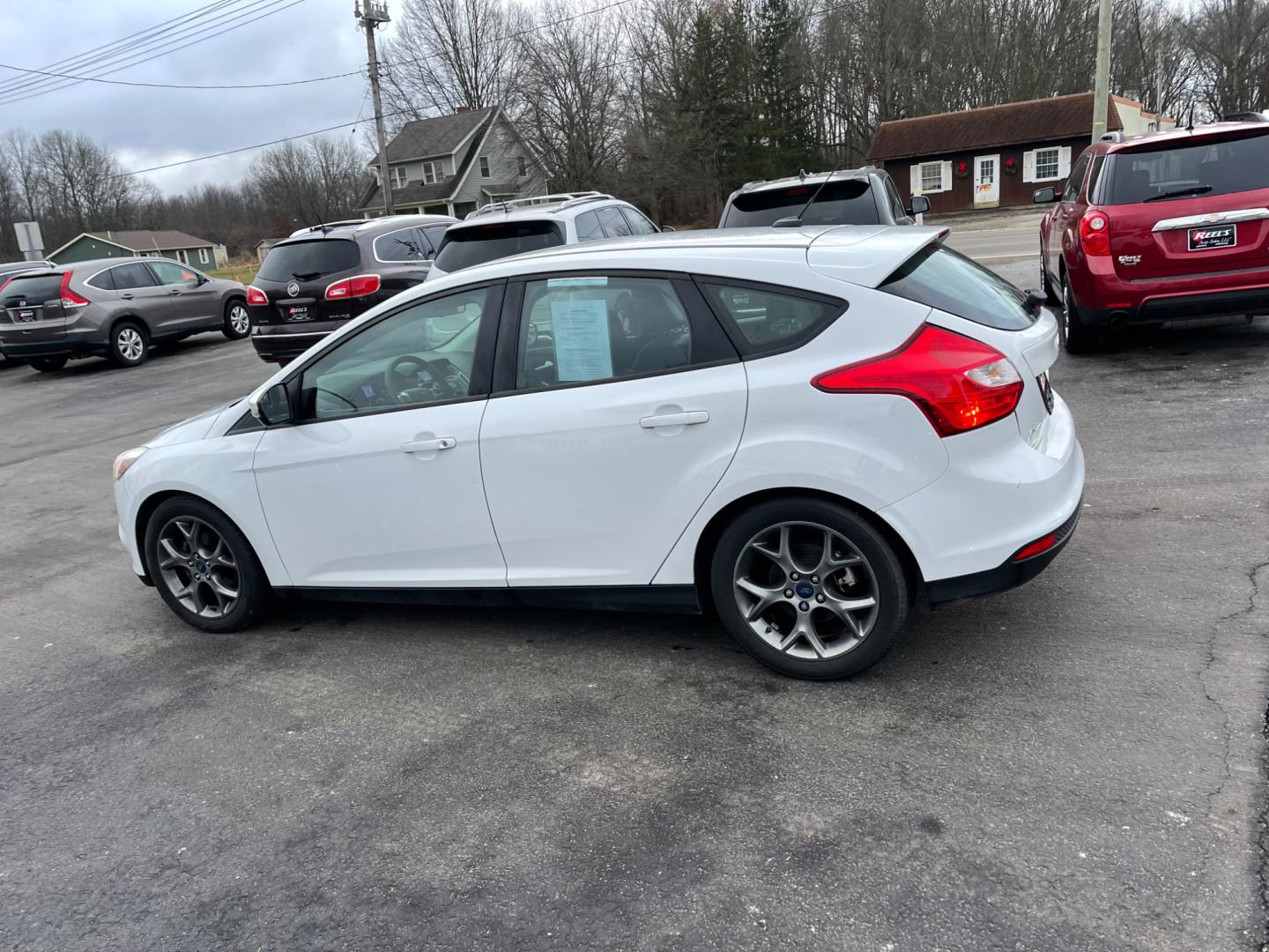 2013 White /Black Ford Focus SE Hatch (1FADP3K29DL) with an 2.0L I4 DOHC 16V engine, 6 Speed Automatic transmission, located at 547 E. Main St., Orwell, OH, 44076, (440) 437-5893, 41.535435, -80.847855 - Photo#11